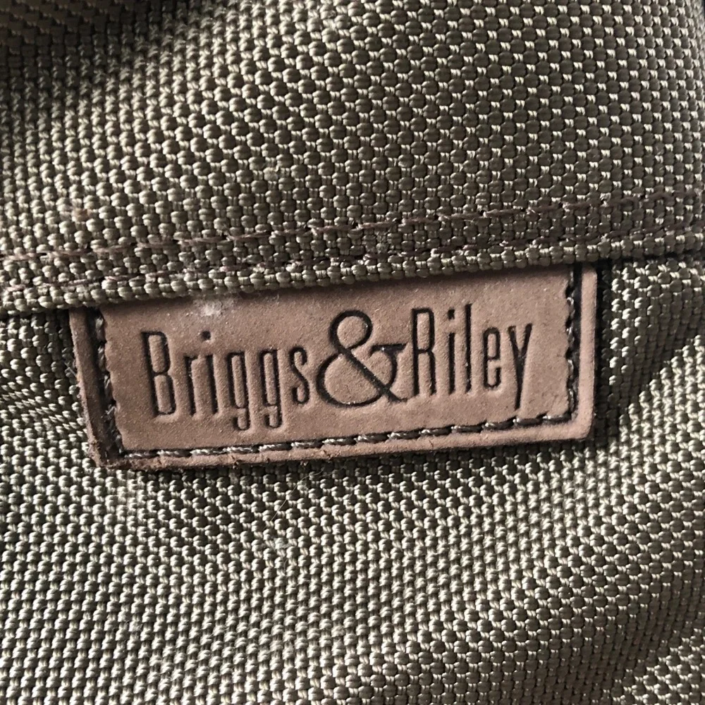 BRIGGS & RILEY 21” DUFFLE TRAVEL OLIVE GREEN BAG UNISEX IN PRELOVED CONDITION!!